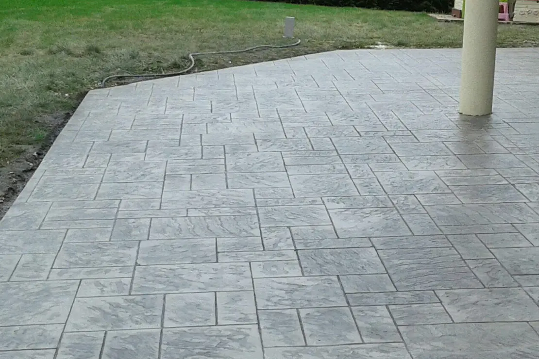 Pavimento de concreto estampado utilizado en suelo al aire libre.